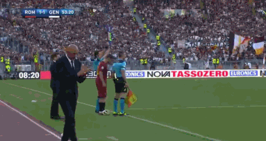 客队热那亚球员都身穿着印有托蒂标志的球衣出场